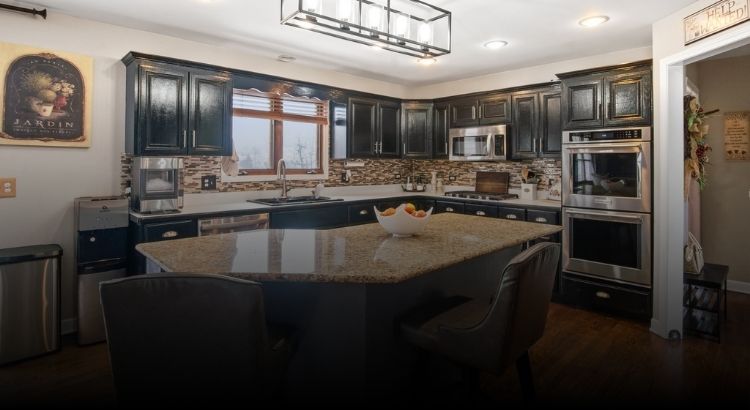 Photo of kitchen at 917 W Parkview Dr in South Elgin, Illinois